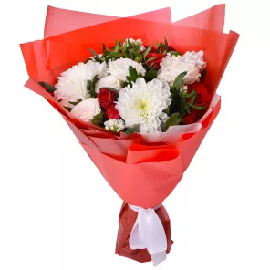 Букет с розами и белой хризантемой