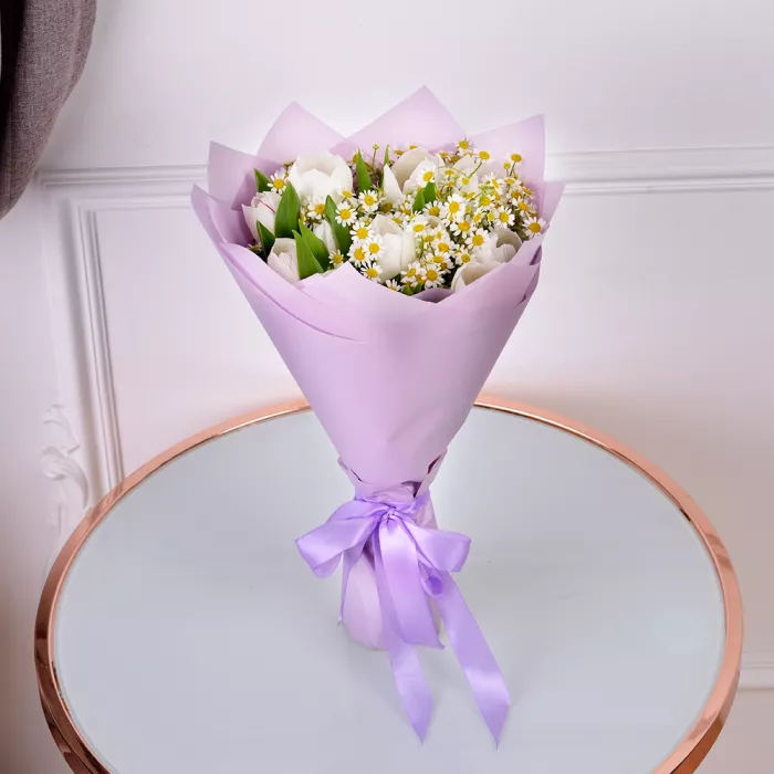 Букет с тюльпанами и танацетумом