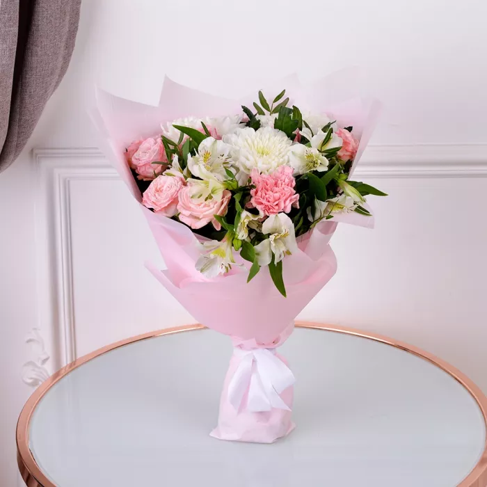 Букет с розой, хризантемой и пистацией