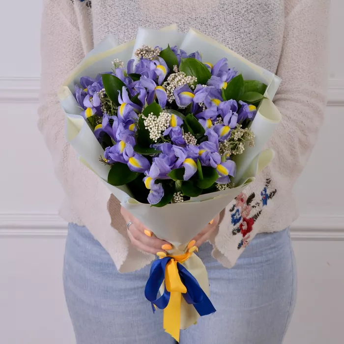 Букет с ирисами, озотамнусом и рускусом