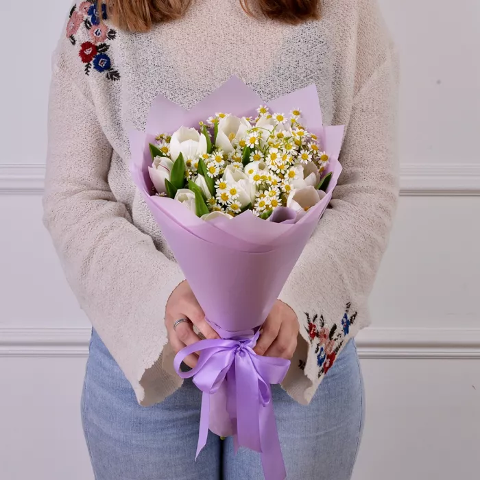 Букет с тюльпанами и танацетумом