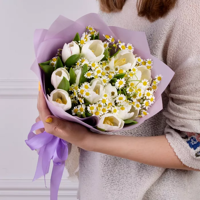 Букет с тюльпанами и танацетумом