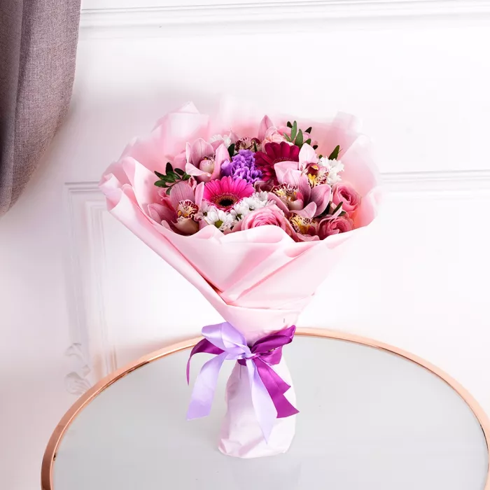 Букет с розой, герберой и орхидеей