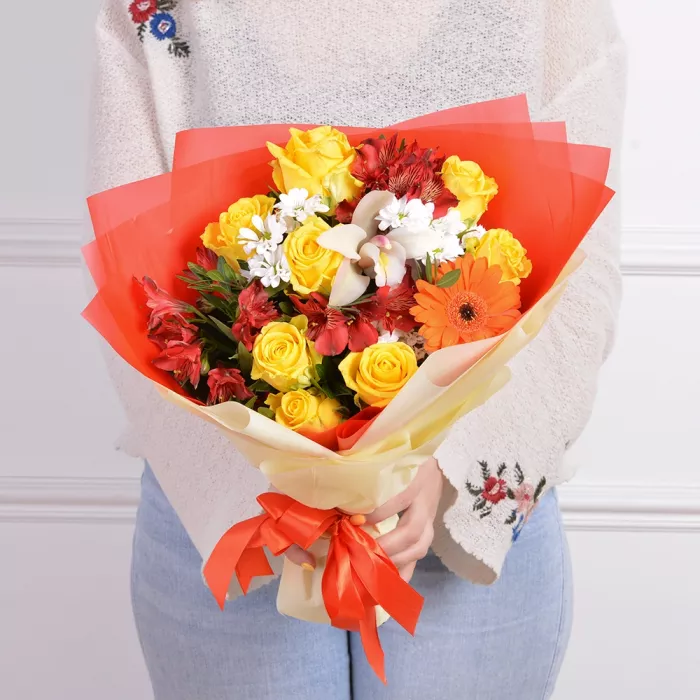 Букет с желтыми розами и герберой