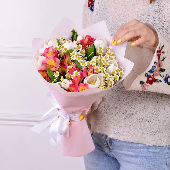 Букет с тюльпанами, альстромериями и танацетумом