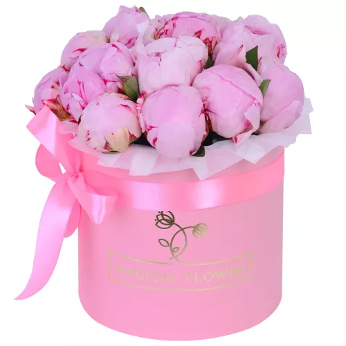 Букет из 15 розовых пионов в розовой шляпной коробке