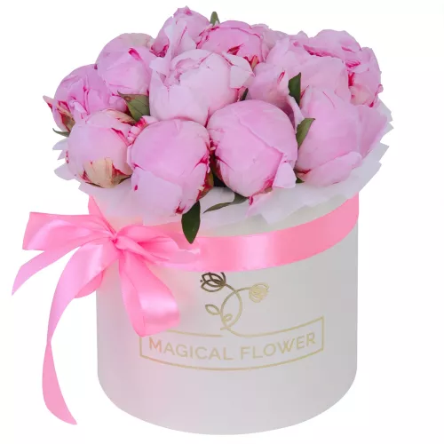 Букет из 15 розовых пионов в кремовой шляпной коробке