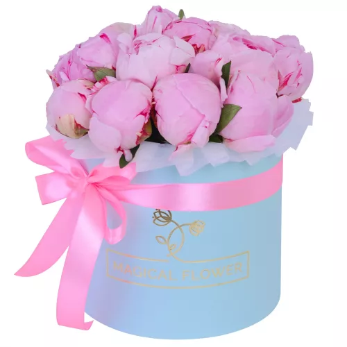 Букет из 15 розовых пионов в голубой шляпной коробке