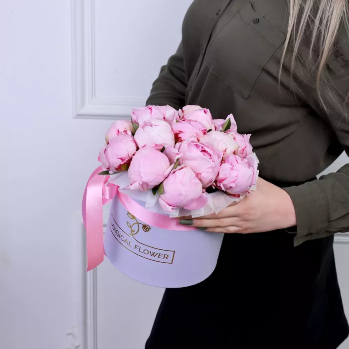 Букет из 15 розовых пионов в фиолетовой шляпной коробке