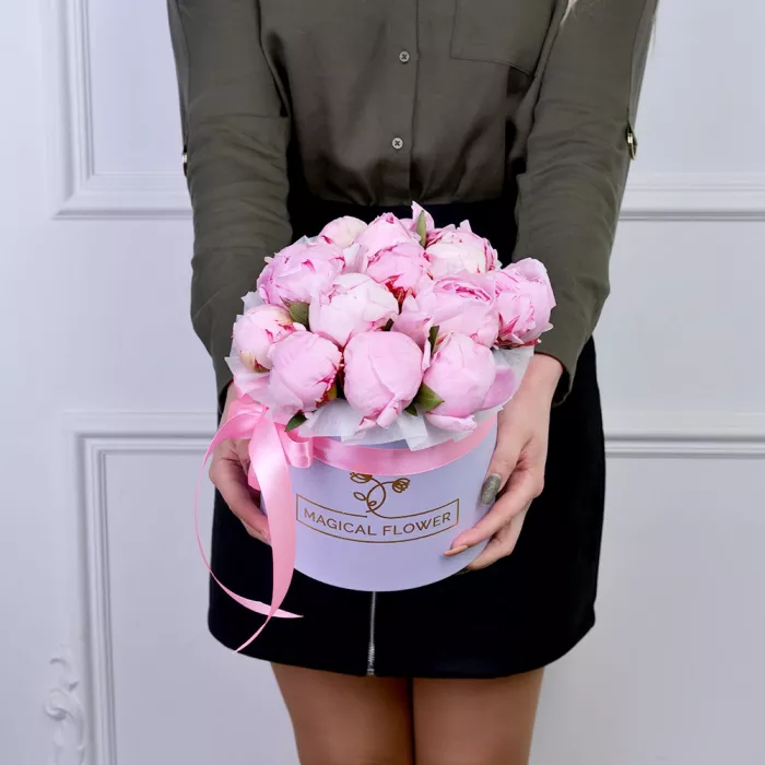 Букет из 15 розовых пионов в фиолетовой шляпной коробке