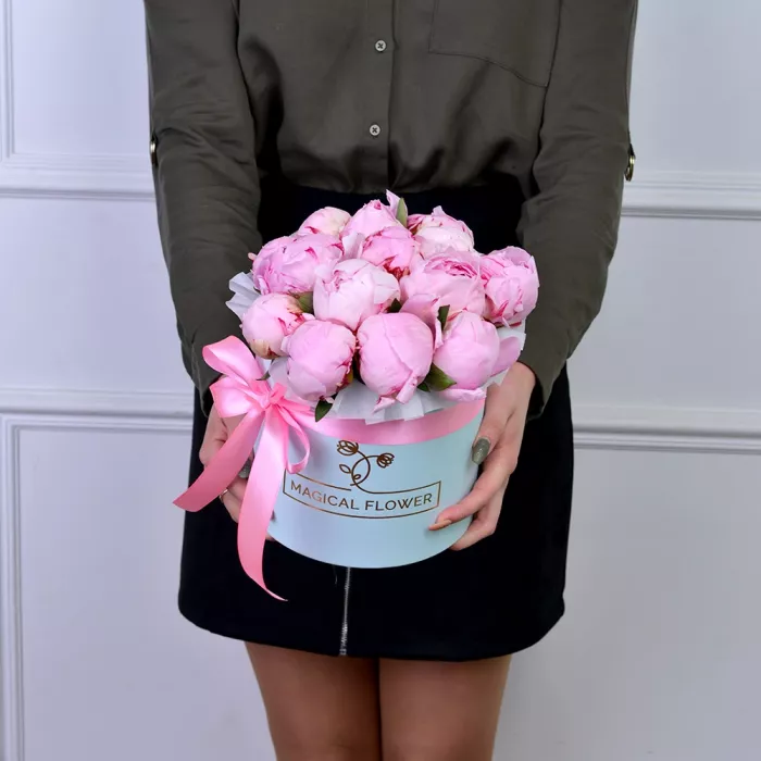 Букет из 15 розовых пионов в голубой шляпной коробке