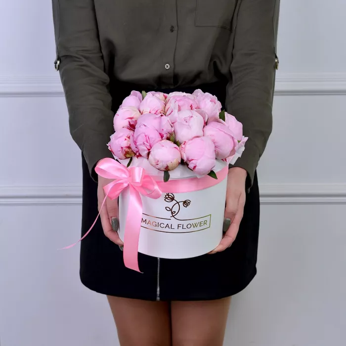 Букет из 15 розовых пионов в белой шляпной коробке