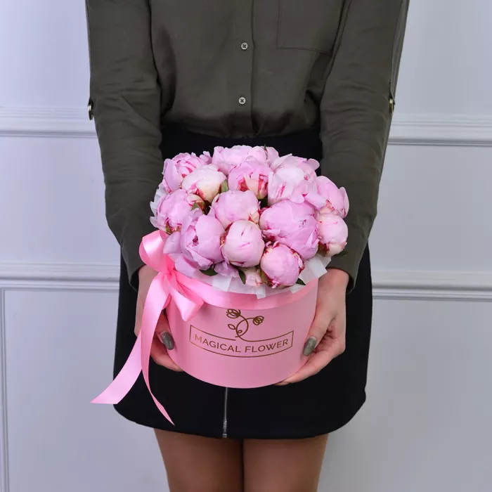 Букет из 15 розовых пионов в розовой шляпной коробке