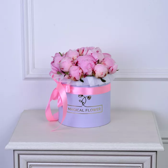 Букет из 15 розовых пионов в фиолетовой шляпной коробке