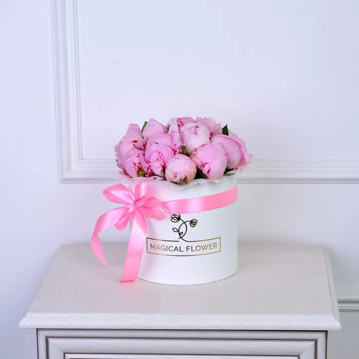 Букет из 15 розовых пионов в белой шляпной коробке