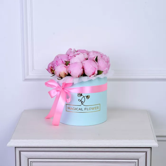 Букет из 15 розовых пионов в голубой шляпной коробке