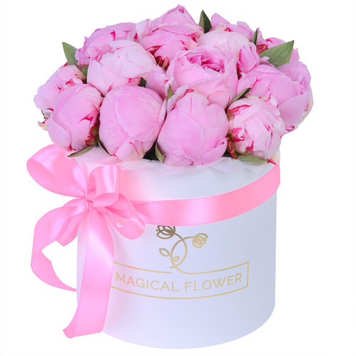 Букет из 19 розовых пионов с днем рождения в белой шляпной коробке