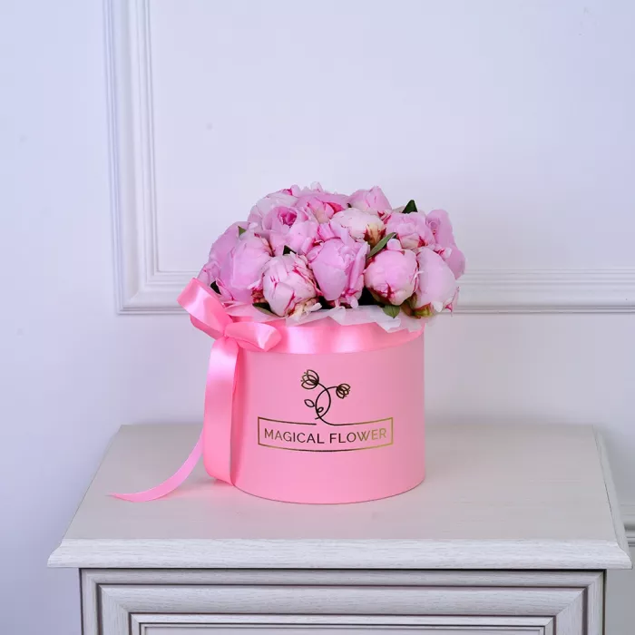 Букет из 19 розовых пионов в розовой шляпной коробке