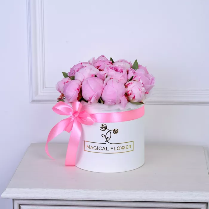 Букет из 19 розовых пионов в белой шляпной коробке
