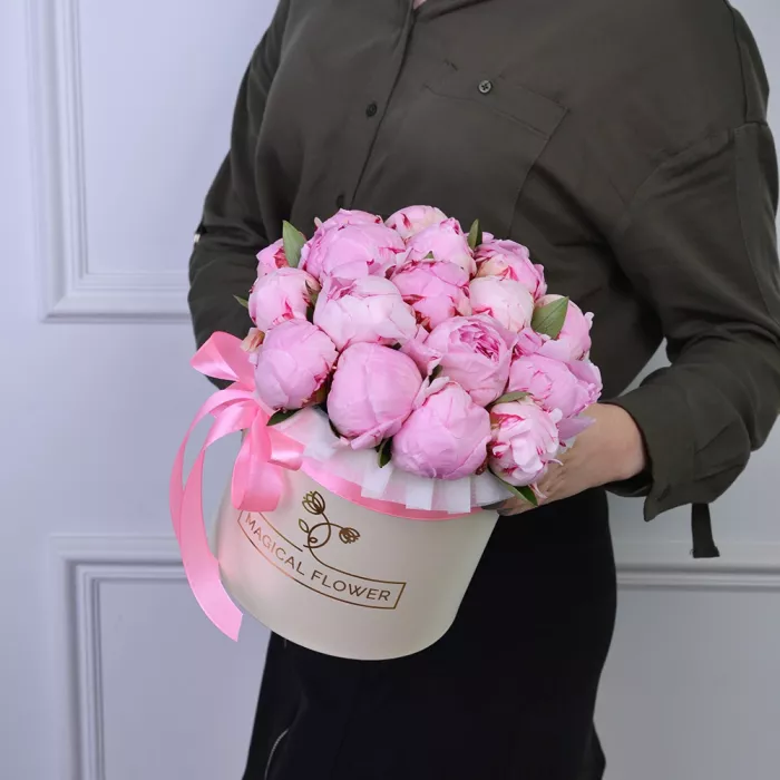 Букет из 19 розовых пионов в кремовой шляпной коробке