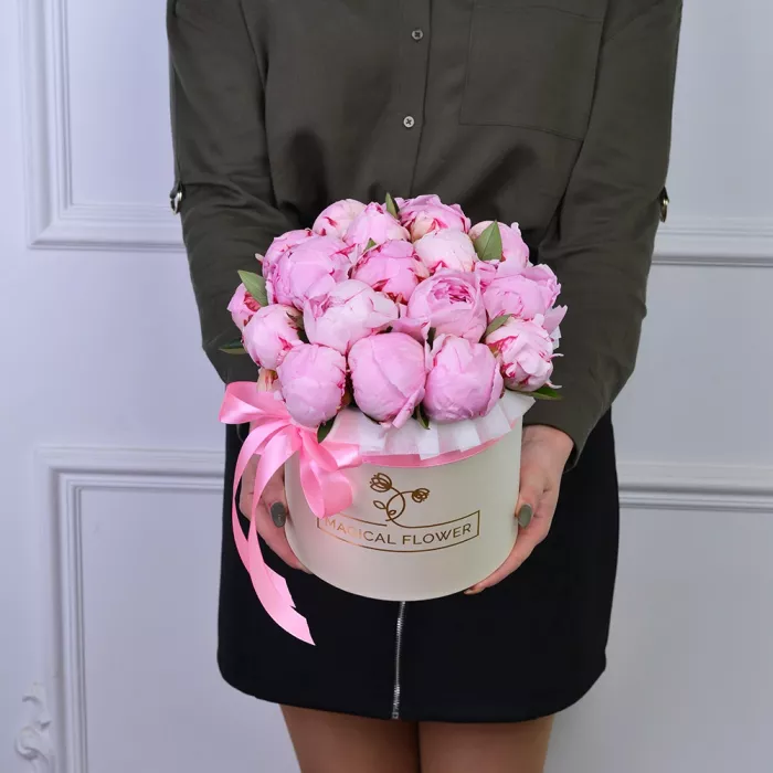 Букет из 19 розовых пионов в кремовой шляпной коробке