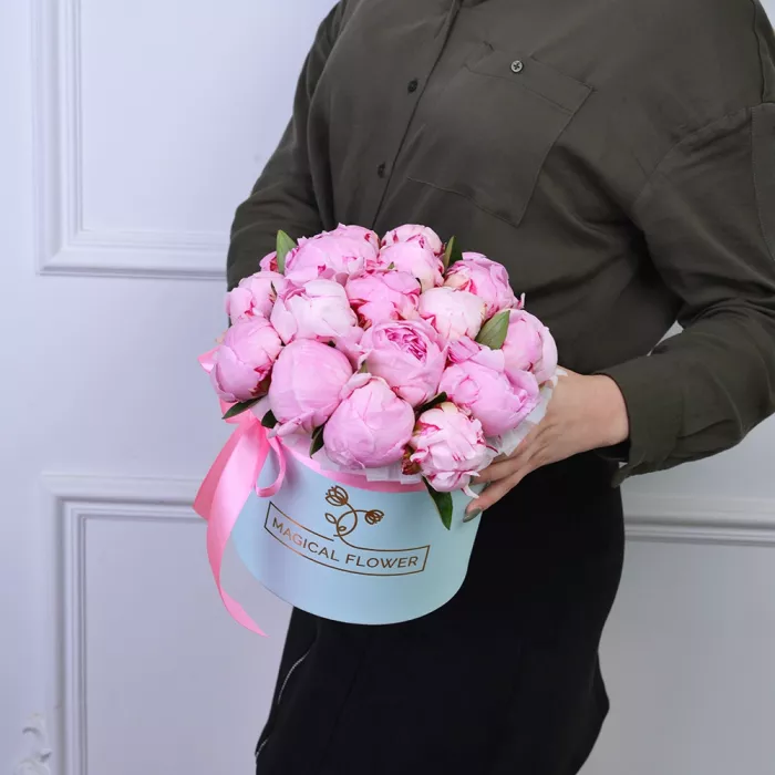 Букет из 19 розовых пионов в голубой шляпной коробке