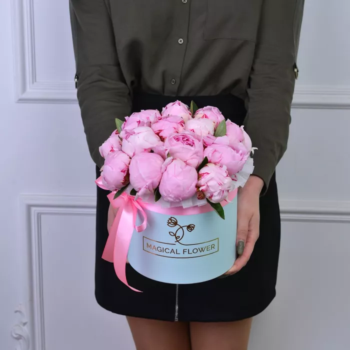Букет из 19 розовых пионов в голубой шляпной коробке