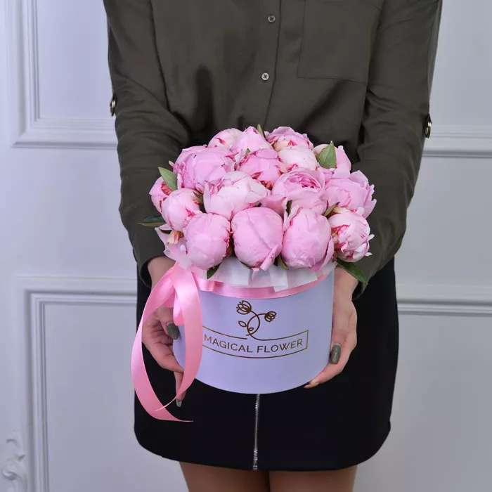 Букет из 19 розовых пионов в фиолетовой шляпной коробке