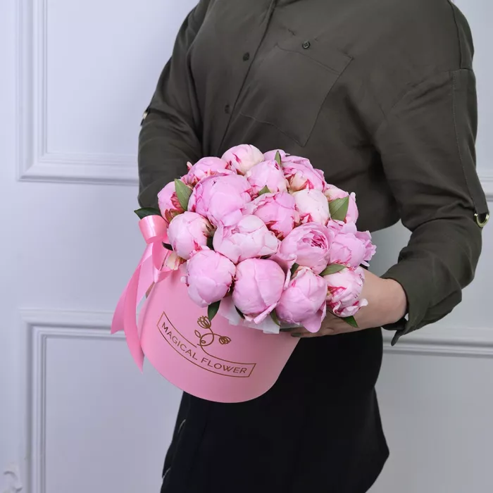 Букет из 19 розовых пионов в розовой шляпной коробке