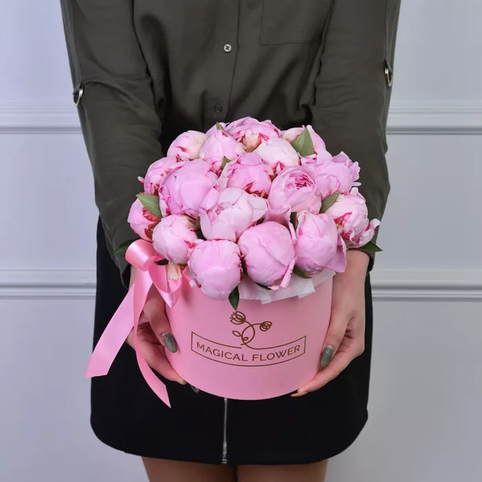 Букет из 19 розовых пионов в розовой шляпной коробке