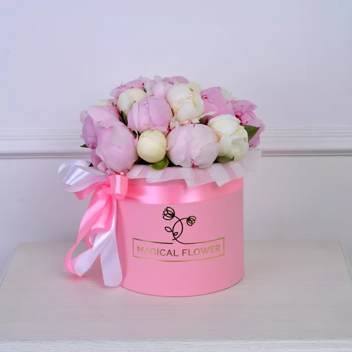 Букет из 19 разноцветных пионов в розовой шляпной коробке