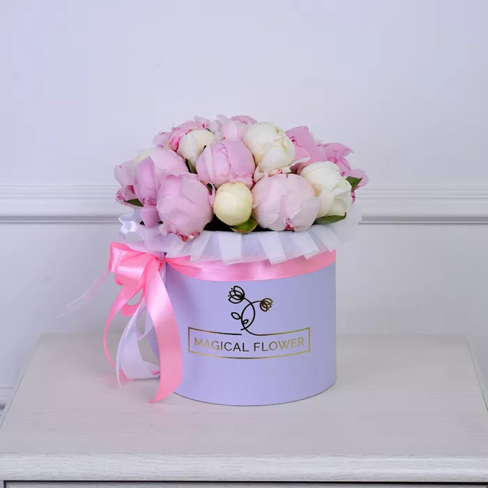 Букет из 19 разноцветных пионов в фиолетовой шляпной коробке