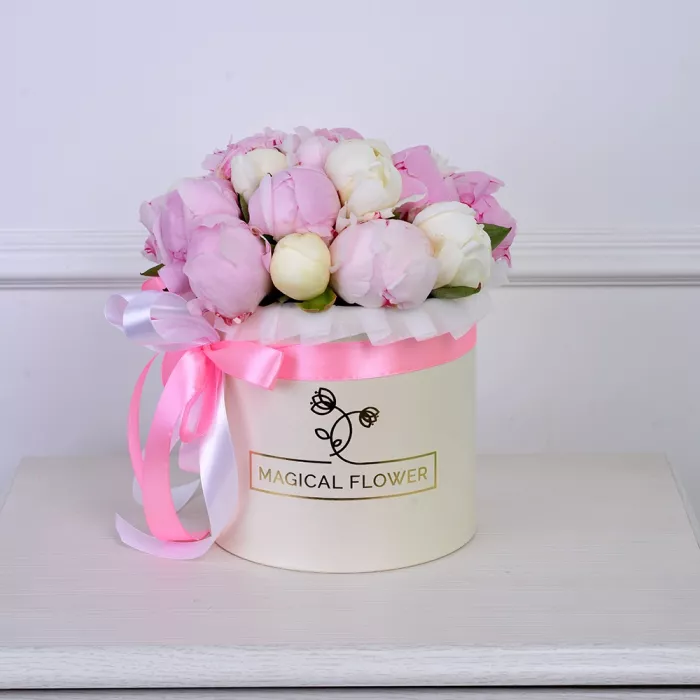 Букет из 19 разноцветных пионов в кремовой шляпной коробке