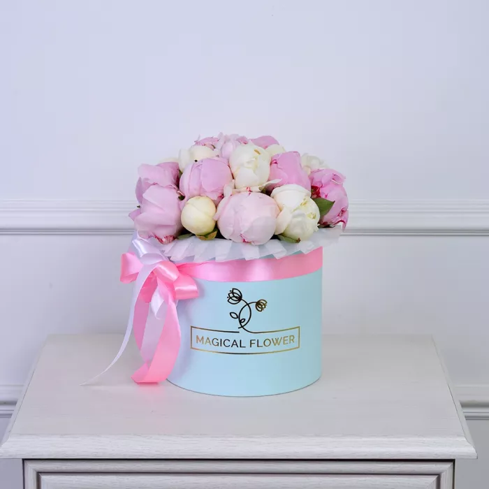Букет из 19 разноцветных пионов в голубой шляпной коробке