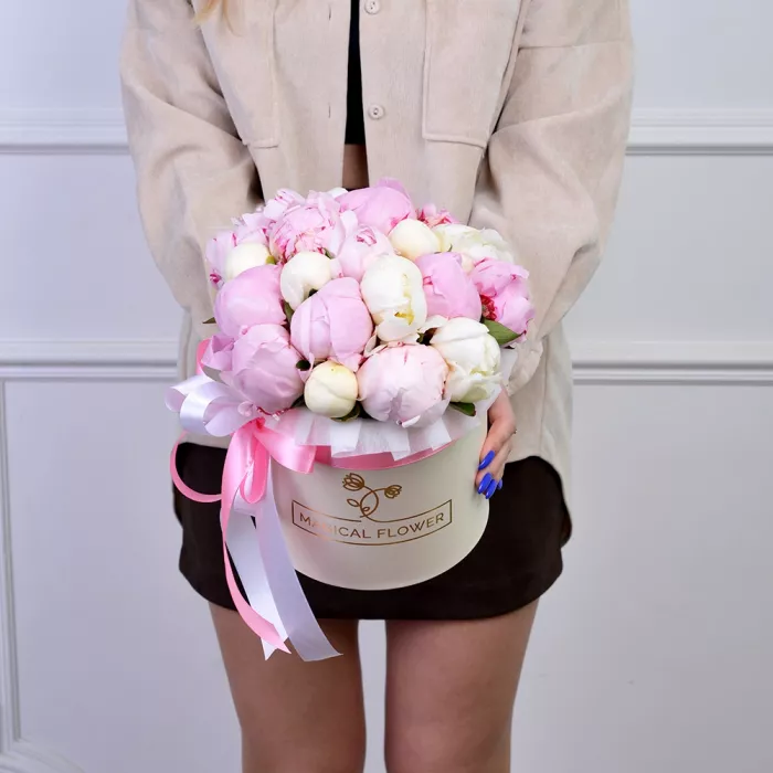 Букет из 19 разноцветных пионов в кремовой шляпной коробке