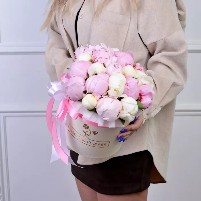 Букет из 19 разноцветных пионов в кремовой шляпной коробке