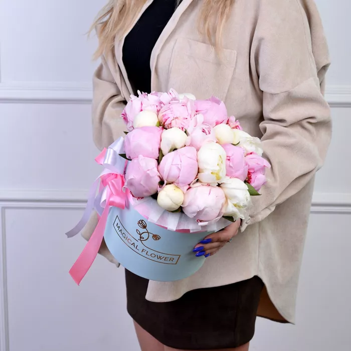 Букет из 19 разноцветных пионов в голубой шляпной коробке