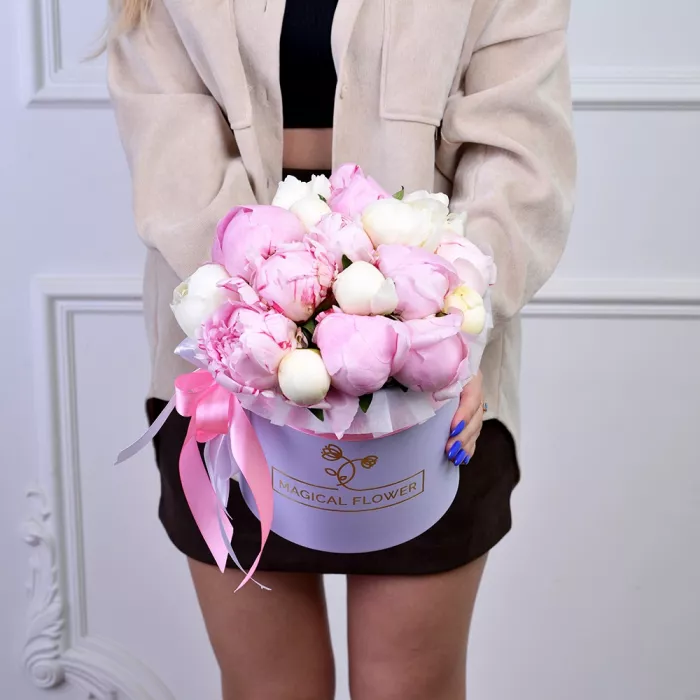 Букет из 19 разноцветных пионов в фиолетовой шляпной коробке