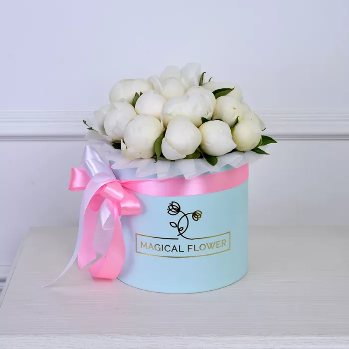 Букет из 19 белых пионов в голубой шляпной коробке