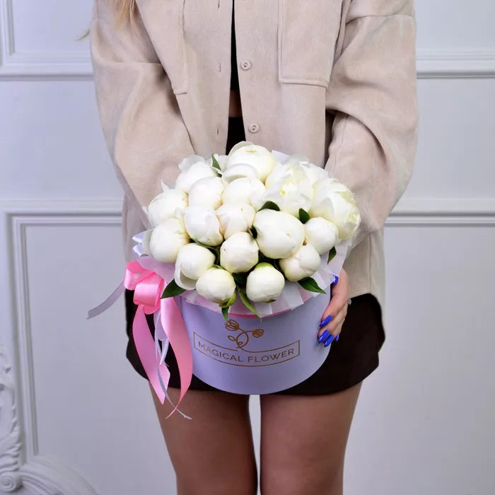 Букет из 19 белых пионов в фиолетовой шляпной коробке