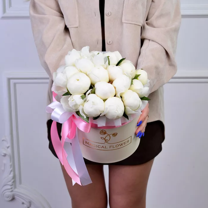 Букет из 19 белых пионов в кремовой шляпной коробке