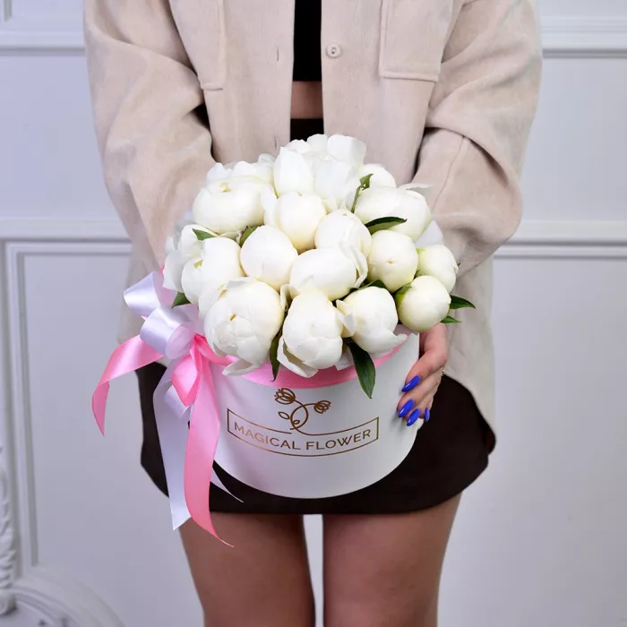 Букет из 19 белых пионов в белой шляпной коробке