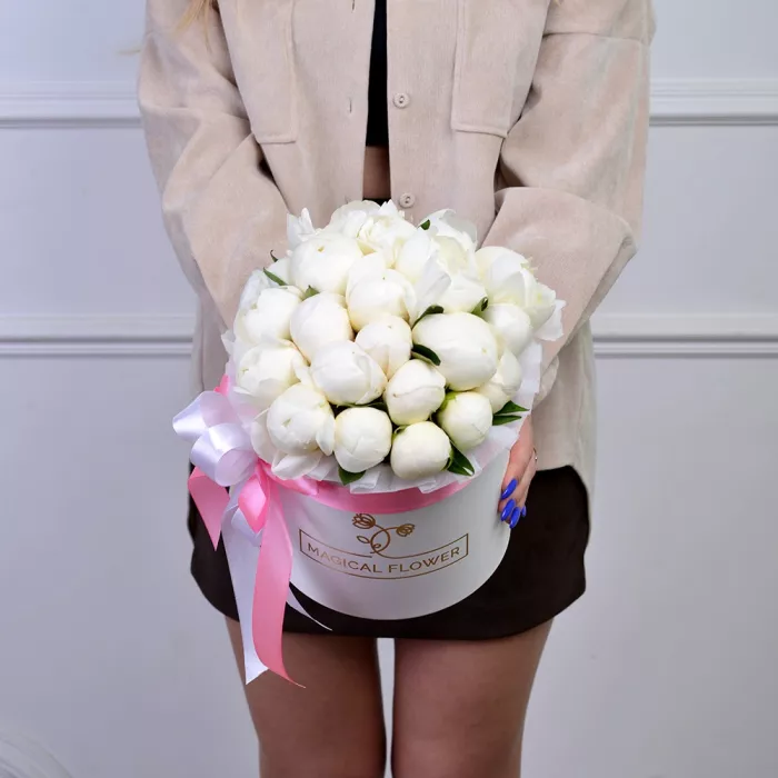 Букет из 21 белого пиона в белой шляпной коробке
