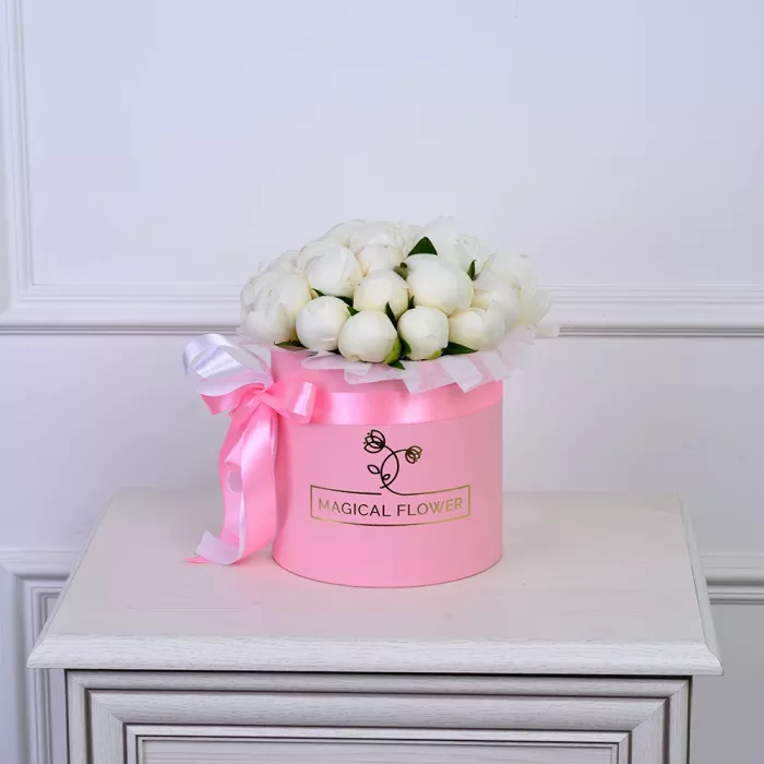 Букет из 21 белого пиона в розовой шляпной коробке Букет из 21 белого пиона в розовой шляпной коробке