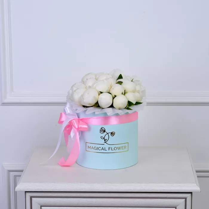 Букет из 21 белого пиона в голубой шляпной коробке