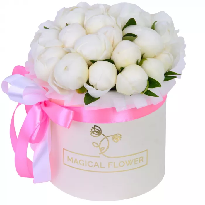 Букет из 21 белого пиона в кремовой шляпной коробке Букет из 21 белого пиона в кремовой шляпной коробке