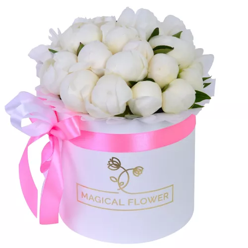 Букет из 21 белого пиона в белой шляпной коробке