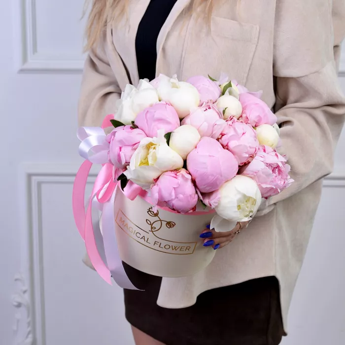Букет из 21 разноцветного пиона в кремовой шляпной коробке