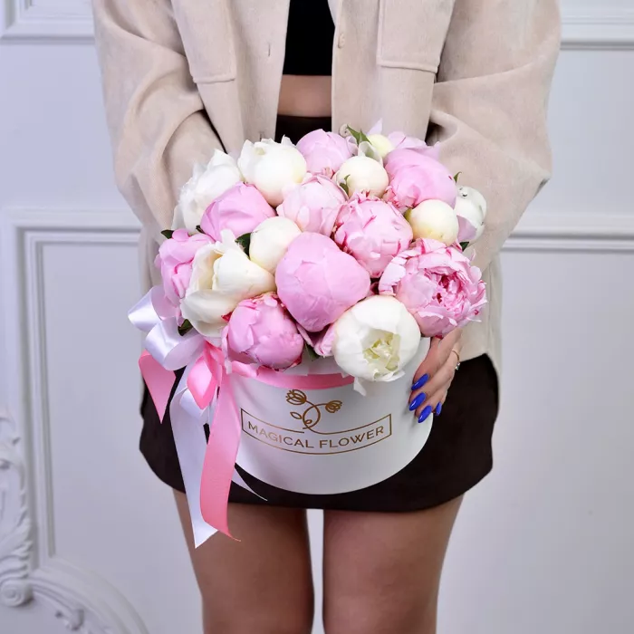 Букет из 21 разноцветного пиона в белой шляпной коробке