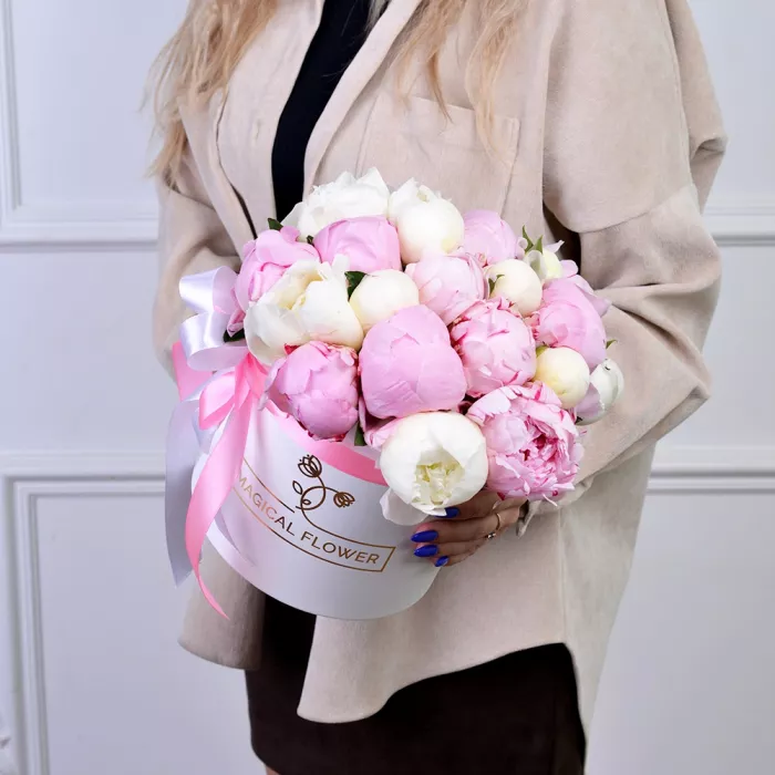 Букет из 21 разноцветного пиона в белой шляпной коробке